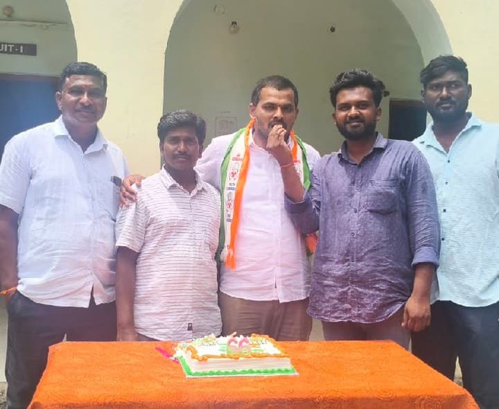ఆవిర్భావ దినోత్సవాన్ని నిర్వహించిన యూత్ కాంగ్రెస్ నాయకులు