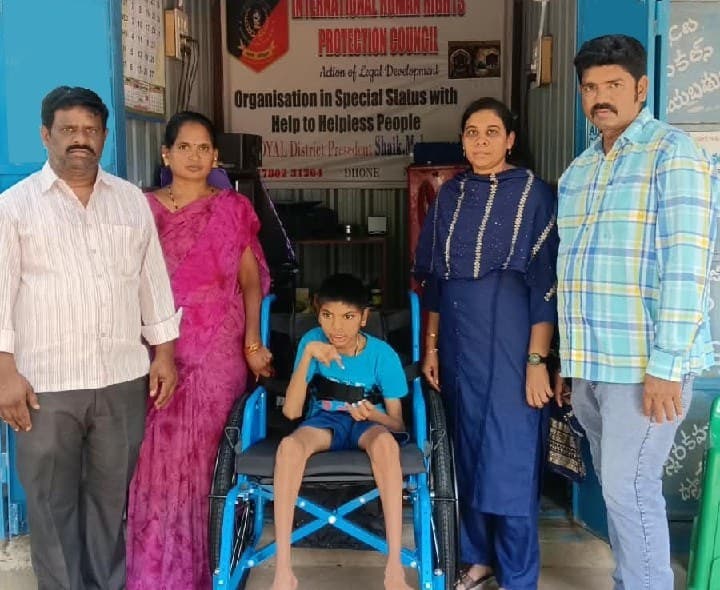 డోన్‌లో దివ్యాంగ బాలుడికి ఉచిత వీల్‌చైర్ - Udayam