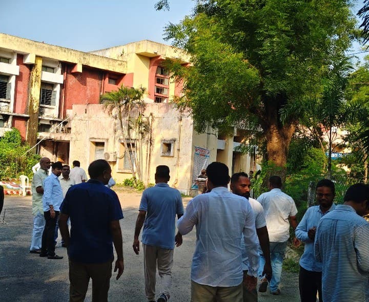కరీంనగర్ ఎస్సార్ఆర్ కళాశాలలో రెడ్ క్రాస్ ఎన్నికల పోలింగ్ - Udayam