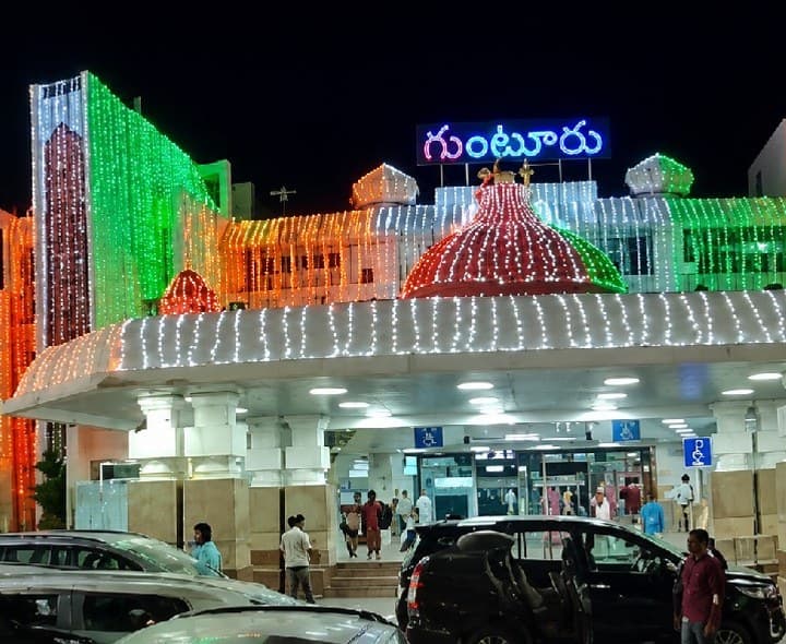 మువ్వన్నెల విద్యుత్‌ దీపాలతో మెరిసిపోతున్న గుంటూరు రైల్వే స్టేషన్