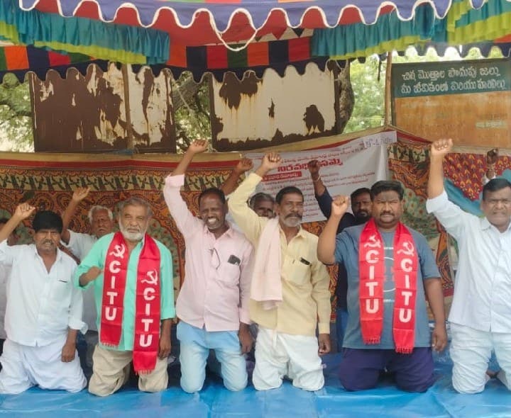 ముదిగుబ్బలో మోకాళ్లపై వీఆర్ఏల పోరుబాట - Udayam