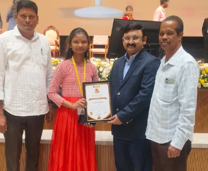 జిల్లా టాపర్‌కు రూ.2 లక్షల ప్రోత్సాహకం