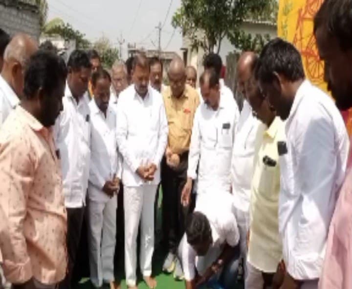 సీసీ రోడ్డుకు శంకుస్థాపన చేసిన ఎమ్మెల్యే - Udayam
