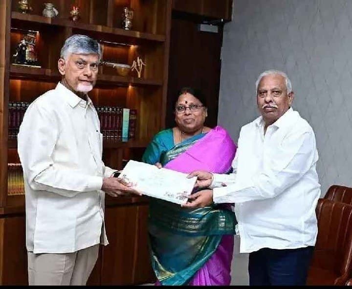కుమార్తె వివాహానికి సీఎం చంద్రబాబును ఆహ్వానించిన ఎమ్మెల్యే