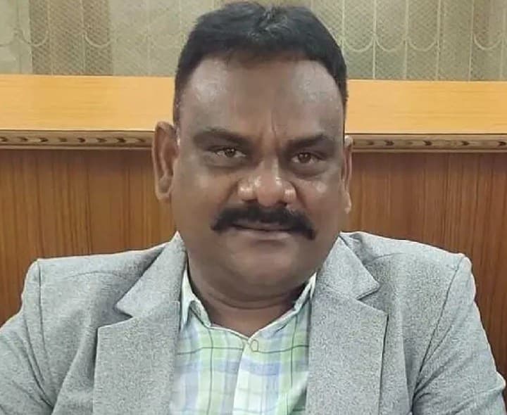 వైసీపీ లీగల్ సెల్ జిల్లా అధ్యక్షుడు రాజీనామా - Udayam