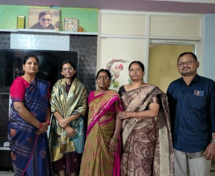 ఫ్రీ సీటు సాధించిన మెడికల్ విద్యార్థిని అభినందించిన మున్సిపల్ మాజీ ఛైర్మన్ - Udayam