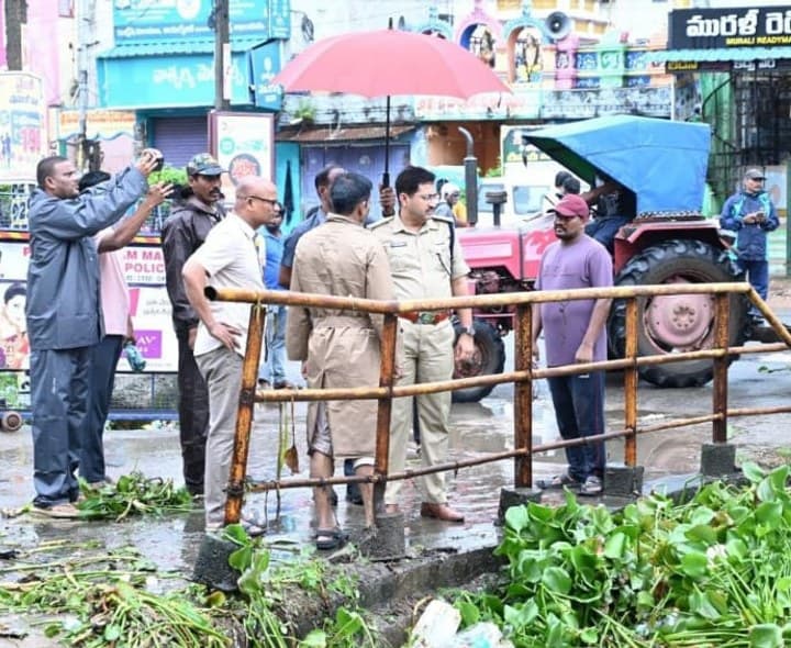 వరహాల గెడ్డ ఉధృతిని పరిశీలించిన ఎస్పీ - Udayam