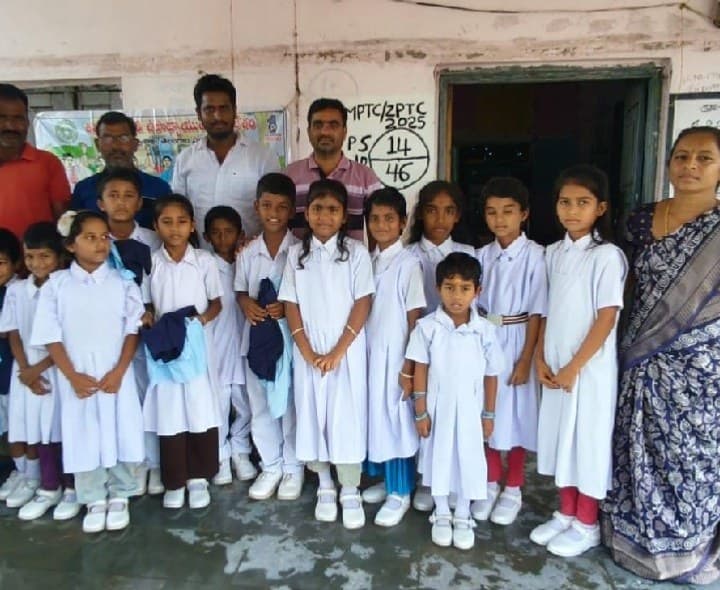 విద్యార్థుకు ఏకరూప దుస్తులు పంపిణీ - Udayam