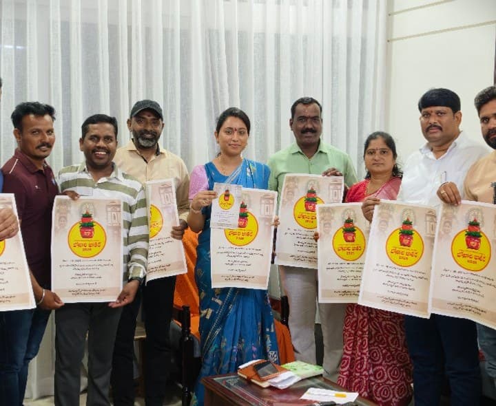 జగిత్యాలలో తొలి బోనాల జాతరకు ఆహ్వాన పత్రిక అందజేత