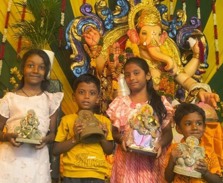 మట్టి వినాయకుడితో చిట్టి చిన్నారులు - Udayam