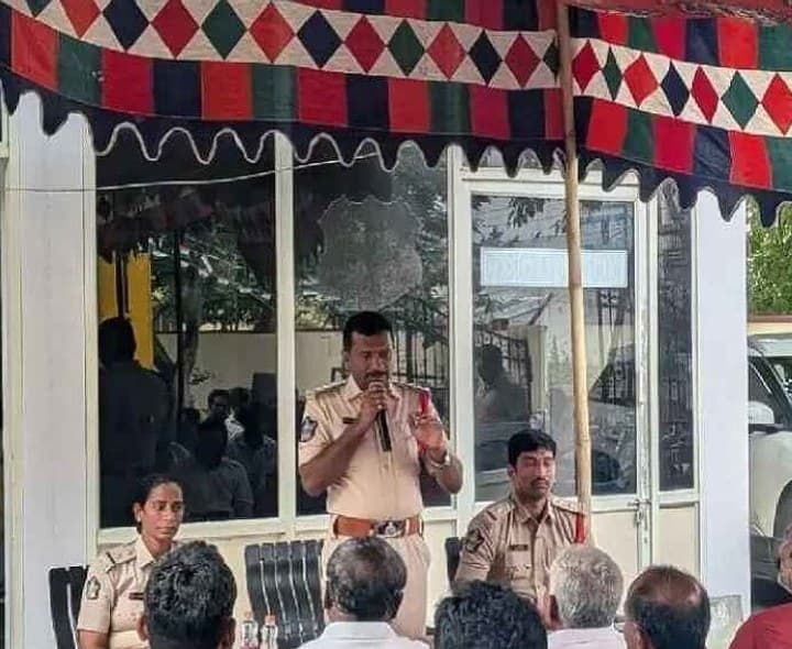 మండపాల నిర్వాహకులకు పోలీసుల సూచనలు - Udayam