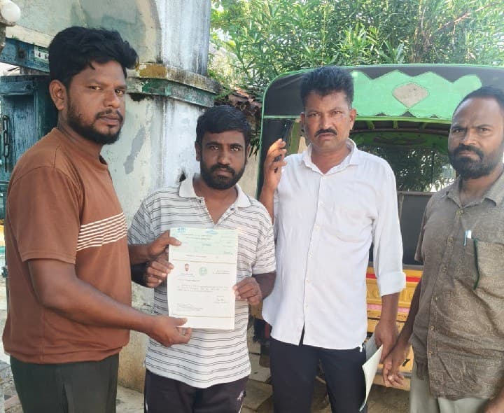 దుబ్బాక గ్రామంలో సీఎంఆర్ఎఫ్ 12 చెక్కుల పంపిణీ - Udayam
