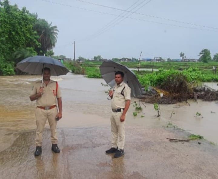 వాగును పరిశీలించిన ఎస్సై, రాకపోకలు నిలిపివేత - Udayam Digital