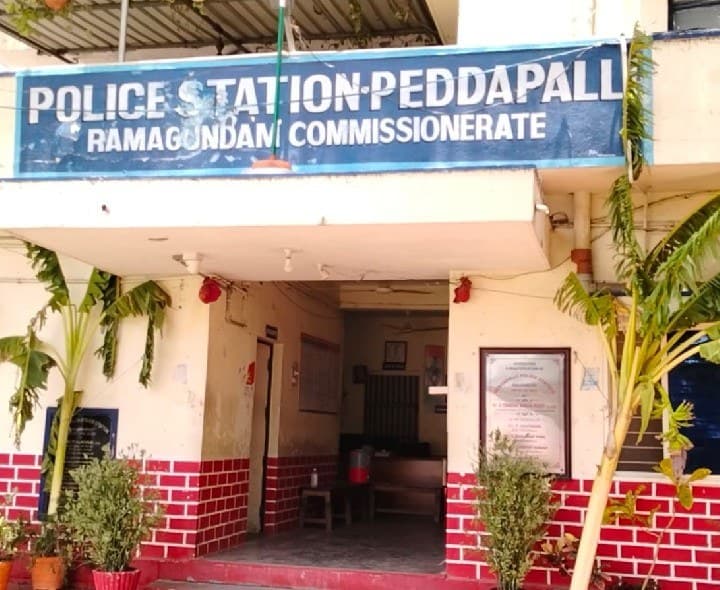 పెద్దపల్లిలో పేకాట రాయుళ్ల గుట్టురట్టు.. సర్పంచ్‌ సహా ఐదుగురిపై కేసు - Udayam
