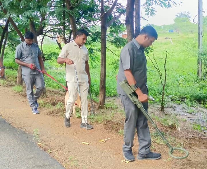పద్మనగర్‌లో రహదారి వెంట బాంబు స్క్వాడ్ విస్తృత తనిఖీలు - Udayam