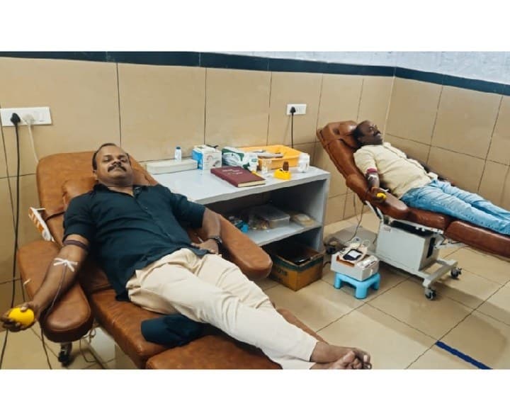రక్తదానంతో మానవత్వం చాటుకున్న జైలర్ 