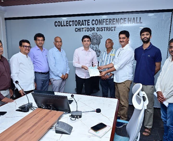 ప్రభుత్వ ఆసుపత్రికి రూ.10.50 లక్షల విరాళం