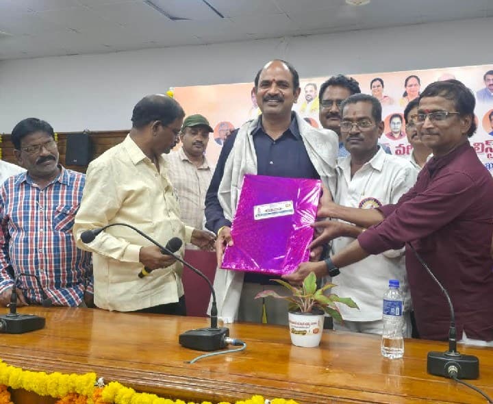 ప్రజాస్వామ్యంలో జర్నలిస్టుల పాత్ర అత్యంత కీలకం - Udayam