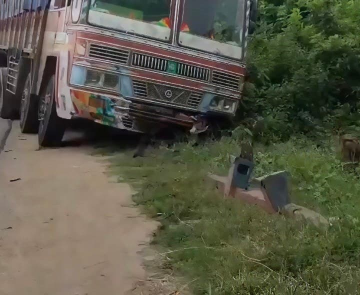 ఇందల్వాయి శివారులో డివైడర్‌ను ఢీకొన్న గోధుమల లారీ - Udayam