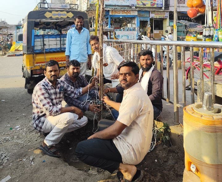 మహాలక్ష్మి ఆటో యూనియన్ ఆధ్వర్యంలో బాపూజీ జయంతి మొక్కలు నాటిన నాయకులు - Udayam