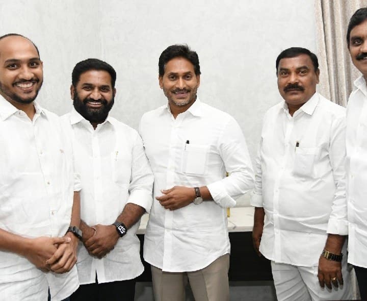 జగన్‌ను కలిసిన చింతలపూడి