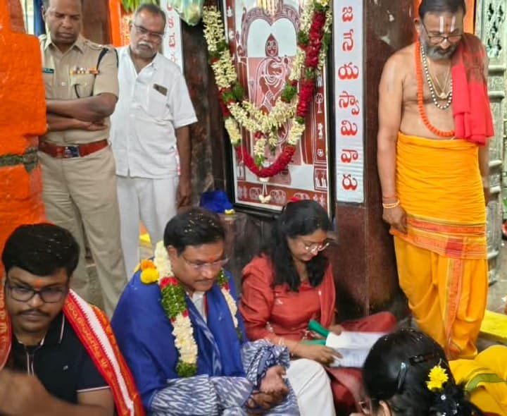 కొండగట్టు అంజన్న సేవలో హైడ్రా కమిషనర్ రంగనాథ్ - Udayam