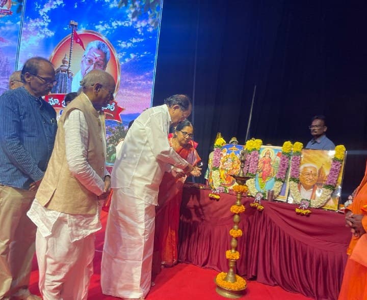 అశోక్ సింఘాల్‌కు వెంకయ్య నాయుడు నివాళి - Udayam