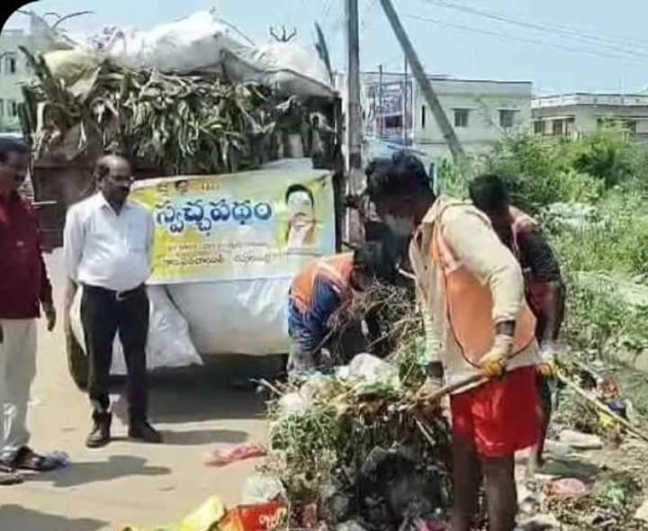 స్వచ్చపథం కార్యక్రమాన్ని పర్యవేక్షించిన DDO - Udayam