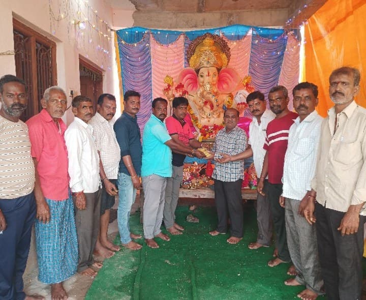 ప్రసాదం స్వీకరించిన ముస్లిం సోదరుడు 