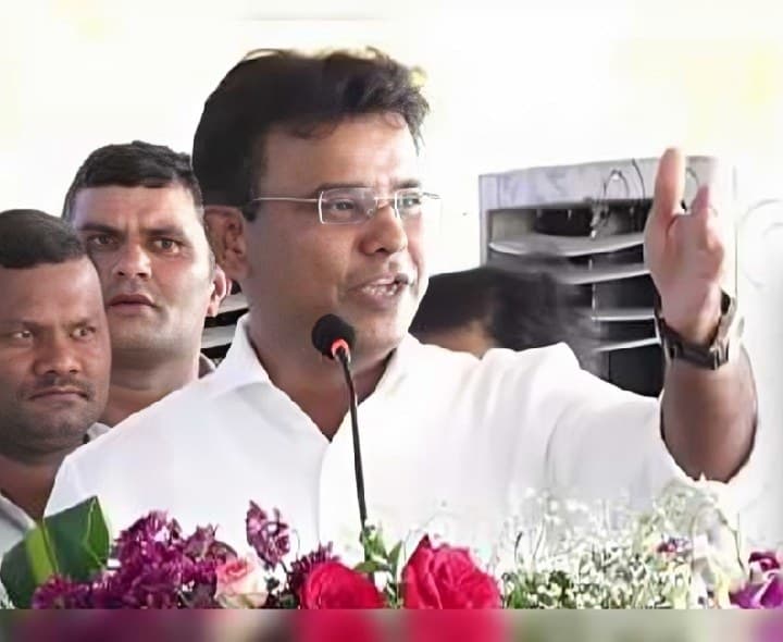 బీఆర్ఎస్, కాంగ్రెస్ పోటాపోటీ నినాదాలు - Udayam