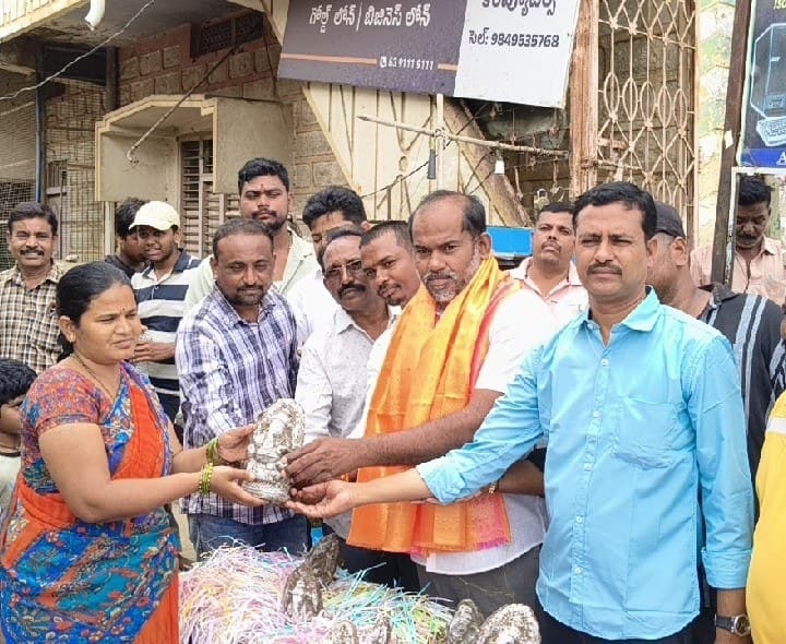 ఉచితంగా మట్టి వినాయక విగ్రహాల అందజేత - Udayam