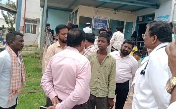 విద్యార్థులను పరామర్శించిన జిల్లా వైద్యాధికారి వెంకట్