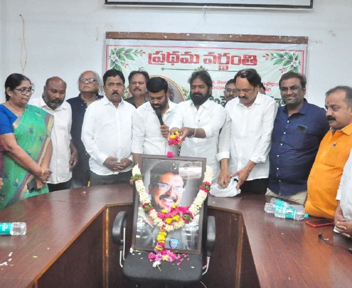 కొంపల్లి వెంకట్‌కు శ్రీనివాస్ గౌడ్ నివాళి - Udayam