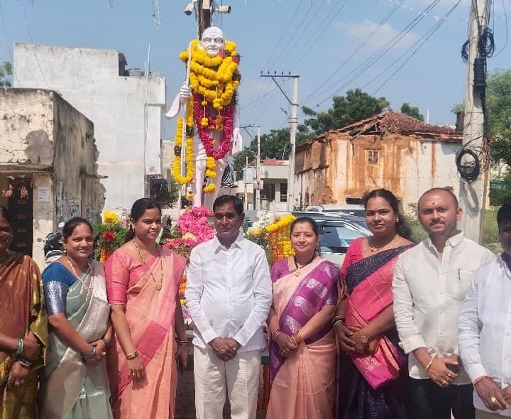 గాంధీజీ ఆశయాలు భావితరాలకు అందించాలి: అంజయ్య యాదవ్ - Udayam