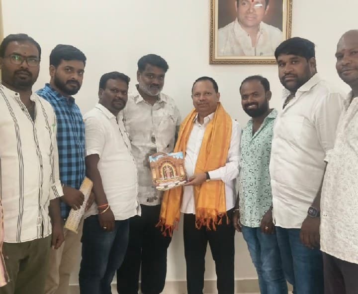 శరన్నవరాత్రి ఉత్సవాల్లో ఆహ్వానం అందజేత - Udayam