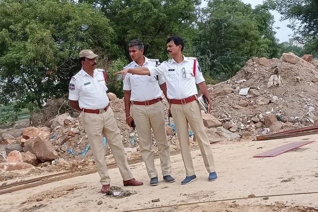 జర్నలిస్ట్ కాలనీ రోడ్డులో ట్రాఫిక్ పరిశీలన.