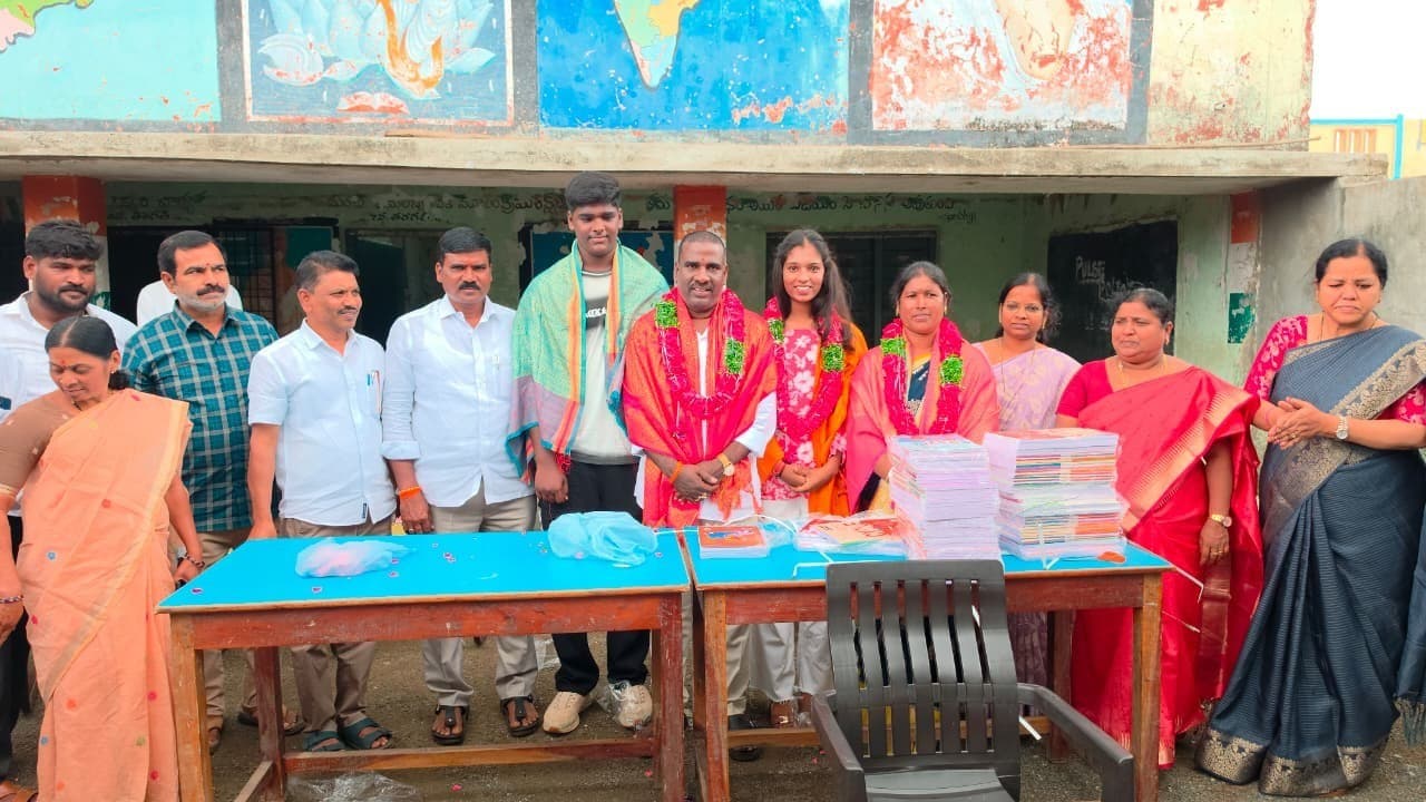 విద్యార్థులకు నోట్ బుక్స్ పంపిణీ చేసిన మాజీ కౌన్సిలర్. గోపాల్.