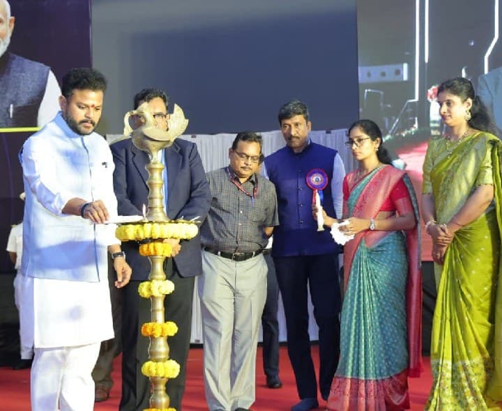 కేంద్ర ప్రభుత్వ ఉద్యోగం అంటే గర్వం - Udayam