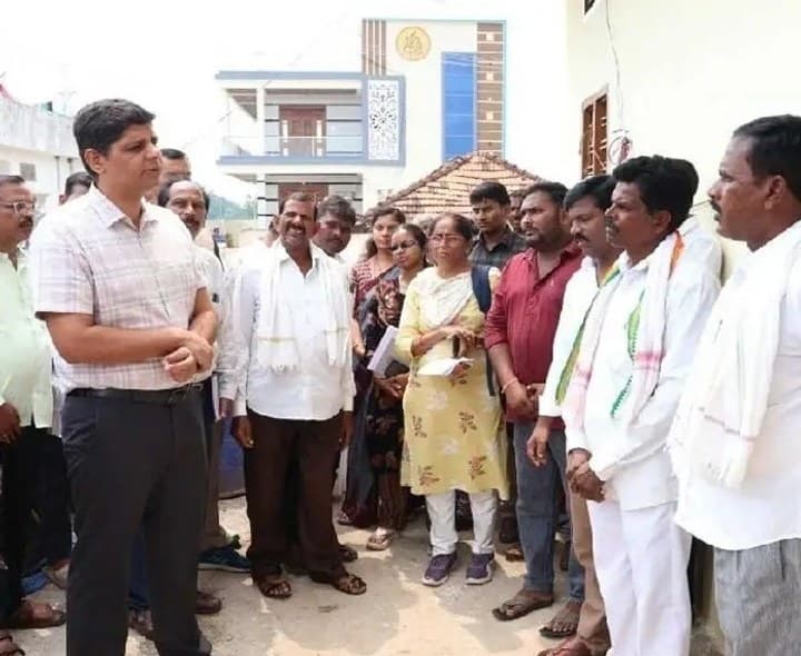 ఇందిరమ్మ ఇంటిని పరిశీలించిన కలెక్టర్ - Udayam
