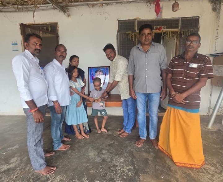 జగన్ కుటుంబానికి మిత్ర బృందం చేయూత - Udayam