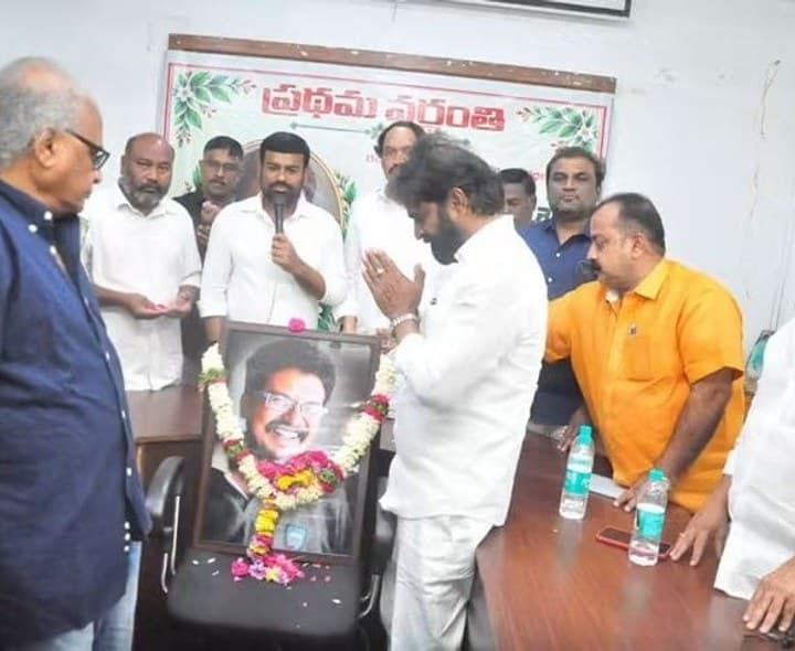 కొంపల్లి వెంకట్కు మాజీ మంత్రి శ్రీనివాస్ గౌడ్ నివాళి - Udayam