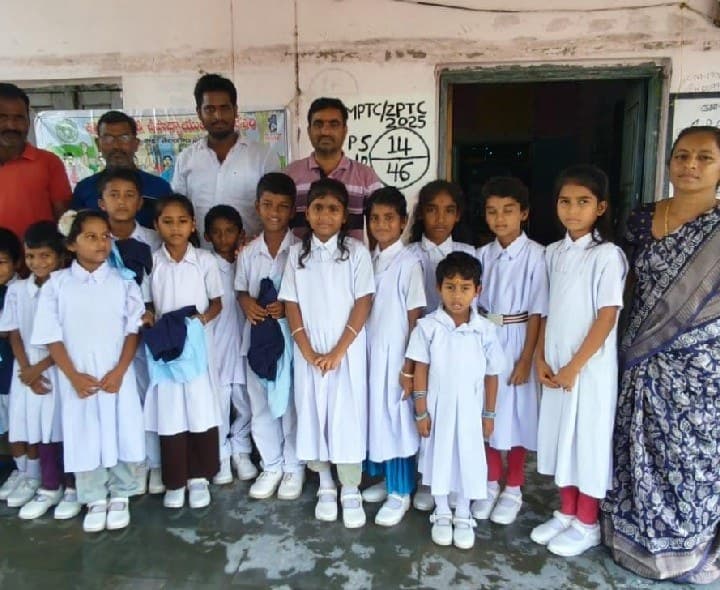 విద్యార్థులకు దుస్తులు పంపిణి - Udayam