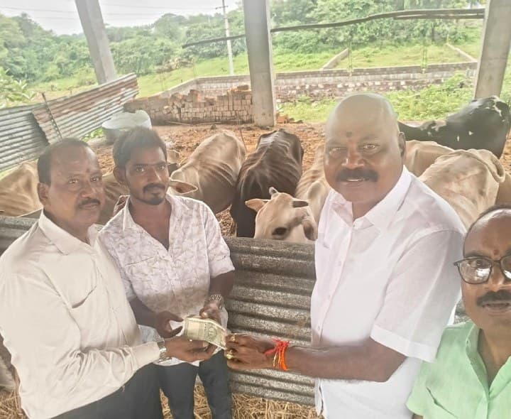ధర్మపురిలో గోశాలకు రూ.27,500 పశుగ్రాస విరాళం - Udayam