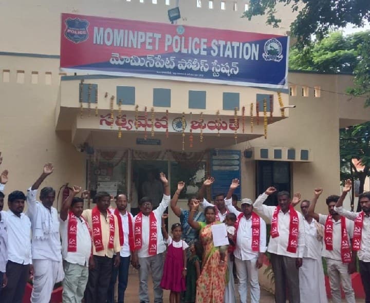 ​మోమిన్‌పేట్ పోలీసుల దాడిపై నిరసన
