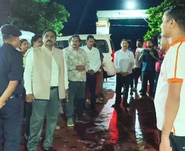 చెట్లను వెంటనే తొలగించాలి - Udayam