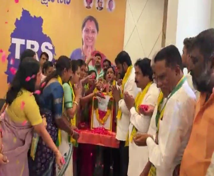 గాంధీజీకి టీఆర్ఎస్ నాయకుల నివాళులు - Udayam