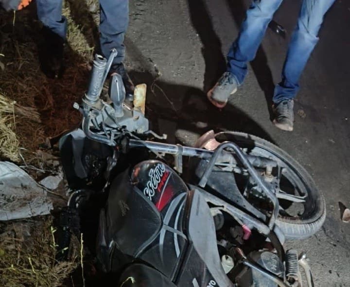 గండీడ్ లో కారు ఢీకొని ఇద్దరికి గాయాలు