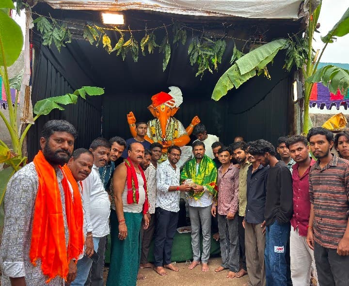 ఈశ్వర్ గణేష్ మండలి లో మున్సిపల్ వైస్ చైర్మన్ అప్పాల గణేష్ చక్రవర్తి పూజలు - Udayam