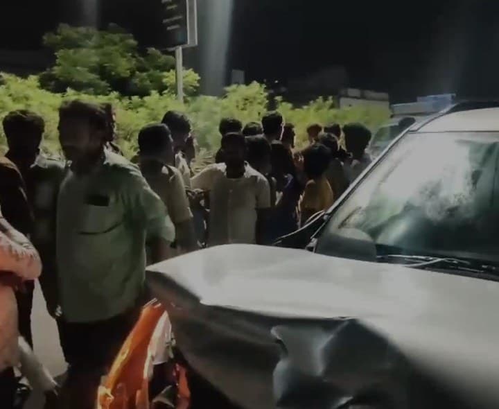 పశ్చిమగోదావరిలో మద్యం మత్తులో యువకుల వీరంగం - Udayam