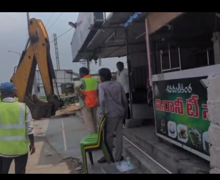 మడపాం టోల్ ప్లాజా వద్ద దుకాణాల తొలగింపు - Udayam
